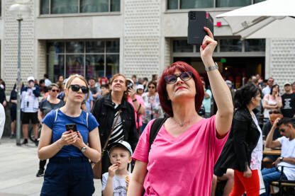 Turisti mobitelima snimaju Turisti mobitelima snimaju turističke atrakcije. Ljudi koriste pametne telefone. Fotografisanje.