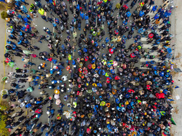 Grupa ljudi na ulici, snimak dronom. Grupa ljudi na ulici, snimak dronom.