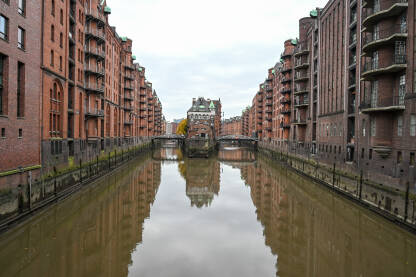 Hamburg, Njemačka: Zgrade uz riječni kanal. Hamburg, Njemačka: Zgrade uz riječni kanal.