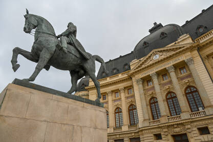 Zgrada glavne univerzitetske bibioteke u Bukureštu. Spomenik kralju Carolu I.