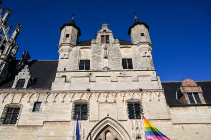 Mechelen, Belgija. Gradska vijećnica. Mechelen, Belgija: zgrada gradske vijećnice na glavnom trgu u središtu grada.