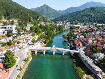 Konjic i rijeka Neretva, Bosna i Hercegovina. Snimak dronom.