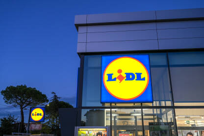 Lidl znak na trgovini Lidl znak na trgovini. Njemački međunarodni diskontni trgovački lanac. Lidl trgovina u gradu.