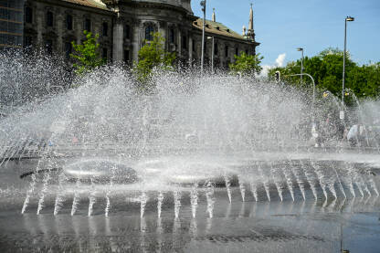 Fontana sa vodom na trgu. Voda u fontani.