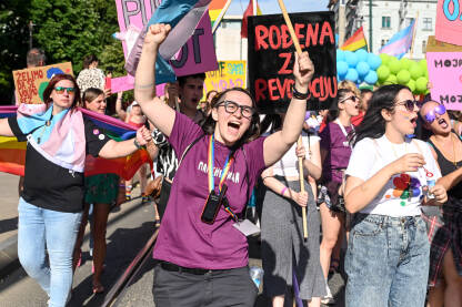 Povorka ponosa, Sarajevo. LGBTIQ Pride. Povorka ponosa, Sarajevo, Bosna i Hercegovina. LGBTIQ Pride. Protest. Borba za LGBTI prava. Građanke i građani šetaju ulicom sa transparentima i zastavama. Ljudska prava.