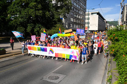 Povorka ponosa, Sarajevo. LGBTIQ Pride. Povorka ponosa, Sarajevo, Bosna i Hercegovina. LGBTIQ Pride. Protest. Borba za LGBTI prava. Građanke i građani šetaju ulicom sa transparentima i zastavama. Ljudska prava.