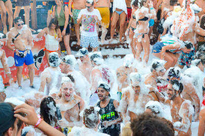 Mladi ljudi plešu i zabavljaju se na ljetnom festivalu. Pjena party Mladi ljudi plešu i zabavljaju se na ljetnom festivalu. Pjena party, Zrće, Pag, Hrvatska.