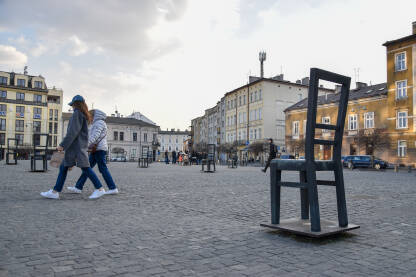 Spomenik stolica u Krakovu Sa trga Bohaterów u Krakovu, Jevreji su slati u koncentracione logore. Danas su na tom trgu memorijalne stolice, spomenik režisera Romana Polanskog.