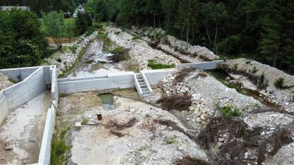 Vodozahvat MHE Koričanske stijene Gradilište vodozahvata MHE Koričanske stijene na rijeci Ugar.