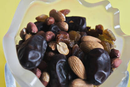 Mješavina orašastih plodova: badem i kikiriki, plod hurme,sjemenke suhog grožđa, brusnica, ukusan je i zdrav međuobrok za svaku priliku