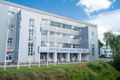 Sportsko poslovni centar Peki Pale Sportsko-poslovni centar „Peki“ Pale smješten je uz samu obalu rijeke Miljacke, između zgrade administrativnog centra opštine Pale i fudbalskog stadiona „Romanija“.