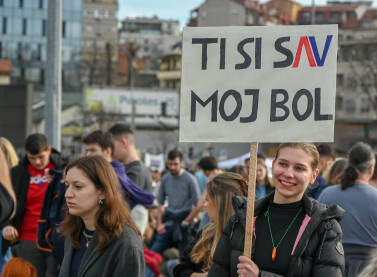 Natpis "Ti si sav moj bol" na transperentu, tokom studentskih blokada u Srbiji. Poruka predsjedniku Srbije Aleksandru Vučiću.
