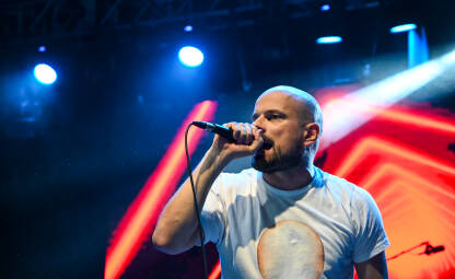 Vojko V, hrvatski hip-hop umjetnik, pjevač i tekstopisac. Vojko V, hrvatski hip-hop umjetnik, pjevač i tekstopisac. Andrija Vujević ili Vojko Vrućina, muzičar na sceni sa mikrofonom. Vojko V pjeva na muzičkom festivalu.