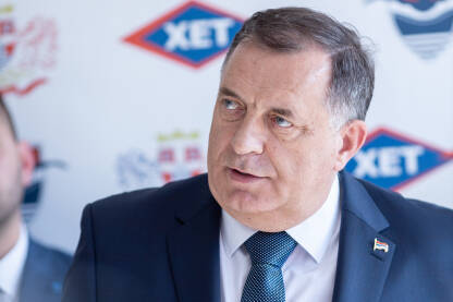 Milorad Dodik Milorad Dodik, srpski i bosanskohercegovački političar i srpski član Predsedništva Bosne i Hercegovine. Osnivač je i predsednik Saveza nezavisnih socijaldemokrata (SNSD).