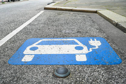 Električni automobili Simbol za punjenje električnih automobila. Znak stanice za punjenje hibridnih i električnih auta.