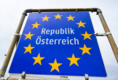 Saobraćajni znak na ulazu u Republiku Austriju. Saobraćajni znak na ulazu u Republiku Austriju. Granica između Austrije i Slovačke.