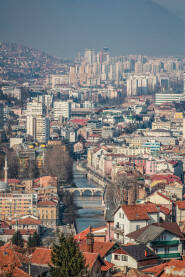 Panorama Sarajeva Panorama grada, pogled niz Miljacku, Latinska ćuprija i Carev most.