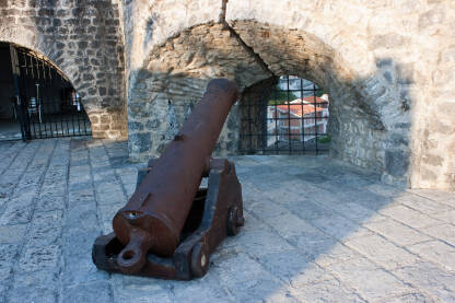 Stari top u tvrđavi Forte Mare, Herceg Novi, Crna Gora