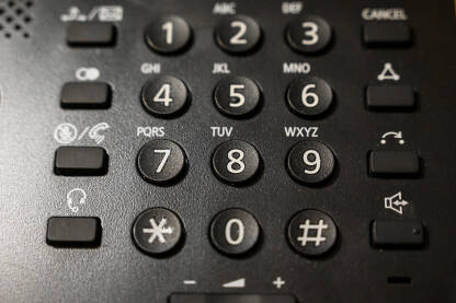 Brojevi na telefonu Brojevi na telefonu. Crni telefon u kancelariji, kruni plan. Komunikacija.