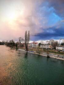 Banja Luka Vrbas Vrbas i Banja Luka. Zeleni most, plaza Abacija, nebo pred kisu, igra svjetlosti i sjene, kraj zime i pocetak proljeca.