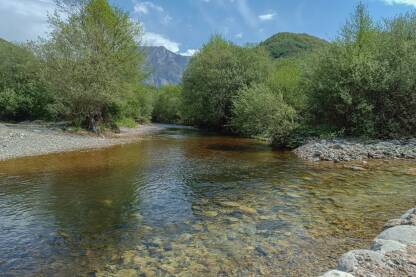 Na spoju potoka Ravanjčice i Šanice nalazi se ljetna plaža naziva -Sastavi- Potok se ulijeva  u Grabovičko jezero, u naselju Glogošnica, Općina Jablanica.