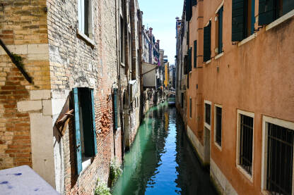 Venecija, Italija. Popularna turistička destinacija. Venecija, Italija: Historijske građevine duž riječnog kanala. Popularna turistička destinacija.