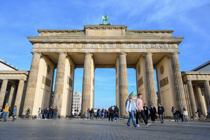 AK1_0974 Berlin, Njemačka. Brandenburška vrata. Grupa turista i građana ispred simbola Berlina.