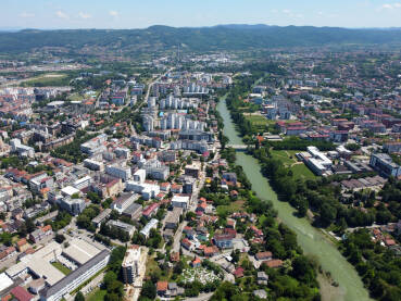 Banja Luka Banja Luka, Bosna i Hercegovina, snimak dronom. Zgrade, ulice, parkovi i stambene kuće. Centar Banja Luke.