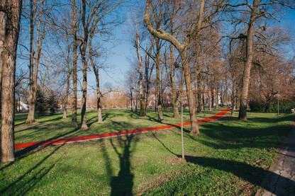 Gradski park u Brčkom, sunčan dan
