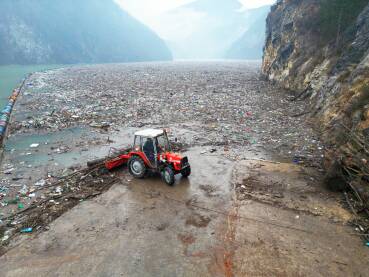Na Drini kod Višegrada nalaze se tone smeća, a godišnje se iz jezera HE Višegrad se izvadi od 6.000 do 8.000 metara kubnih.