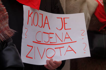 Koja je cijena života transparent Transparent na protestima protiv nasilja nad ženama.