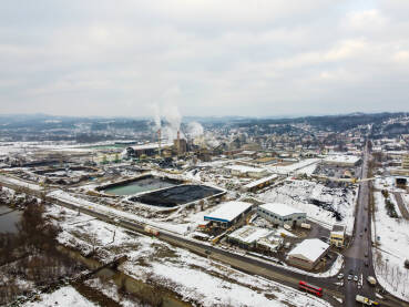 DJI_0759 Zagađenje zraka iz tvornice. Snimak dronom na industrijski kompleks. Fabrički dimnjaci ispuštaju zagađen plin. Industrijsko onečišćenje vazduha.