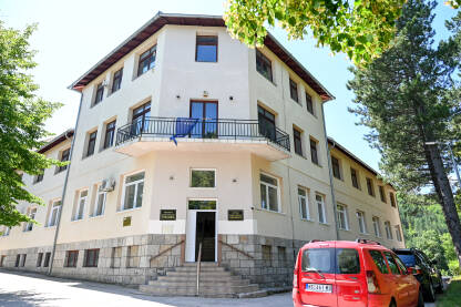 Zgrada opštine Bosansko Grahovo. Zgrada opštine Bosansko Grahovo. Uprava i administracija. Lokalna vlast.