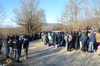 Grupa migranata na putu ka EU Bihać, Bosna i Hercegovina: Grupa migranata na putu ka EU. Kamp Lipa, BiH. Balkanska ruta.