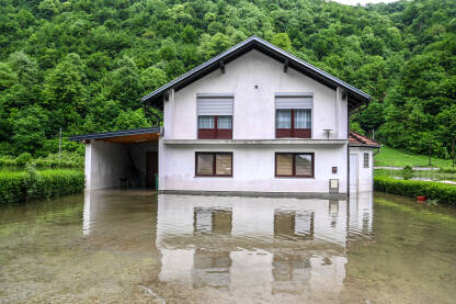Poplavljena kuća. Riječne poplave. Poplavljena kuća. Riječne poplave.