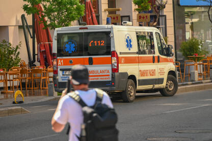 Vozilo hitne pomoći na ulici u Bukureštu, Rumunija.