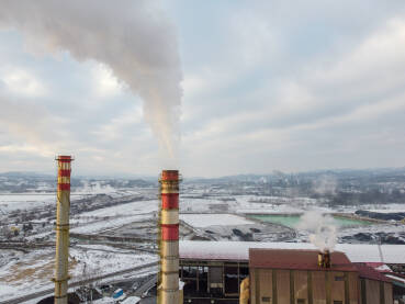 DJI_0699 Dimnjak u tvornici ispušta zagađenje u okoliš, snimak dronom. Industrijsko onečišćenje zraka iz dimnjaka. Otrovni dim iz dimnjaka u industrijskoj zoni tokom zime. Industrijski kompleks
