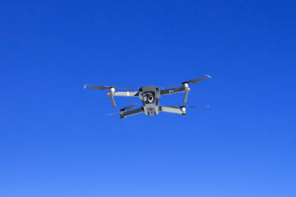 Dron na nebu Dron snima i fotografiše iz zraka.