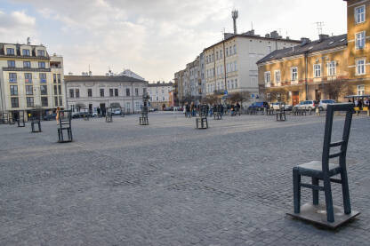Sa trga Bohaterów u Krakovu, Jevreji su slati u koncentracione logore. Danas su na tom trgu memorijalne stolice, spomenik režisera Romana Polanskog.