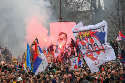 Veliki transparent sa likom predsjednika Srbije Aleksandra Vučića, na studentskim protestima u Beogradu 15. marta 2025. godine. Studenti i građani traže pravdu za poginule tokom pada nadstrešnice.