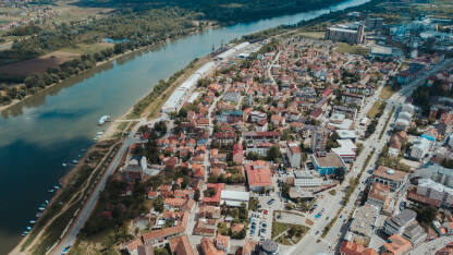 Granični prelaz Brčko - Gunja Granični prelaz Brčko - Gunja, Bosna - Hrvatska, preko rijeke Save iz ptičije perspektive