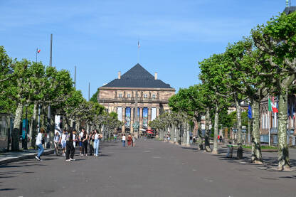 Strasbourg, Francuska: Ljudi šetaju ulicom. Strasbourg, Francuska: Ljudi šetaju ulicom. Turisti i građani u centru grada.