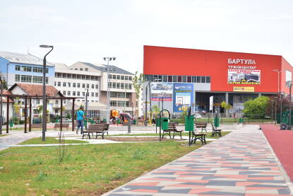 Bartula tržni centar u opštini Pale Tržni centar, fakulteti Univerziteta u Istočnom Sarajevu i gradski park u centru opštine.