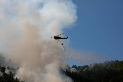 Helikopter Oružanih snaga BiH Helikopteri OS BiH u akciji gašenja šumskog požara.