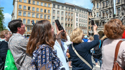 Ljudi fotografišu i snimaju mobilnim telefonima Ljudi fotografišu i snimaju pametnim telefonima u centru grada. Turisti sa mobilnim telefonima u rukama.