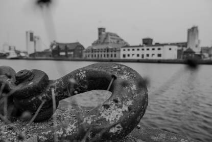 Anker u staroj luci Odense Stara luka Odense, Danska crno bijelo