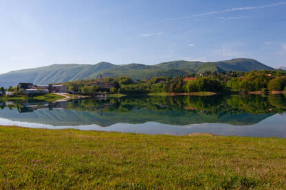 Ramsko jezero i franjevački samostan Ramsko jezero umjetno je akumulacijsko jezero na rijeci Rami u Prozor-Rami, na sjeveru Hercegovine.
Franjevački samostan na poluotoku Šćit.