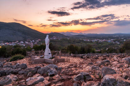 Brdo ukazanja, Međugorje Zalazak sunca na ovome mjestu je uvijek poseban. Sunce se prolije sa svojim zrakama po polju.