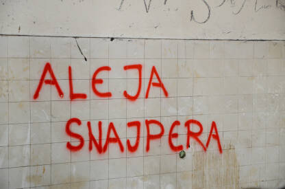 Natpis: Aleja snajpera. Ilustracija rata. Natpis: Aleja snajpera. Ilustracija rata, stradanja, razaranja, ratnog zločina. Grafiti na zidu.