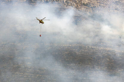 Vatrogasni helikopter Vojni helikopter sa korpom za gašenje šumskih požara
